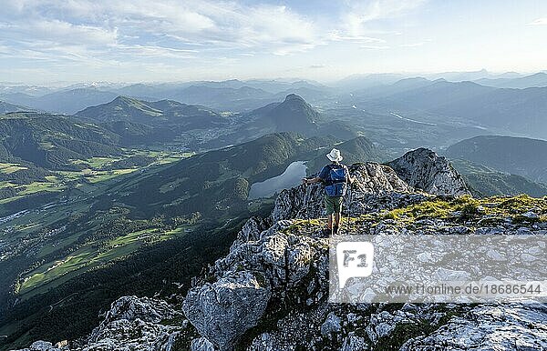 Bergsteiger am Gipfel des Scheffauer  Ausblick auf Hintersteiner See und Inntal  Kaisergebirge  Wilder Kaiser  Kitzbühler Alpen  Tirol  Österreich  Europa