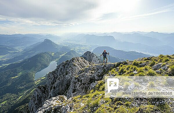 Bergsteiger am Gipfel des Scheffauer  Ausblick auf Hintersteiner See und Inntal  Kaisergebirge  Wilder Kaiser  Kitzbühler Alpen  Tirol  Österreich  Europa