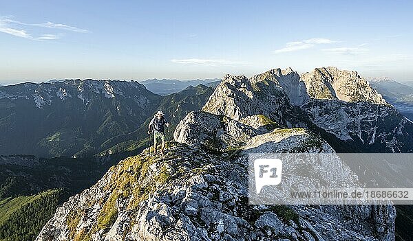 Bergsteiger am Gipfel des Scheffauer im stimmungsvollen Abendlicht  Ausblick auf Bergkamm des Kaisergebirge  Wilder Kaiser  Kitzbühler Alpen  Tirol  Österreich  Europa