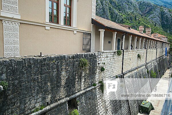 Historische Plätze und Gassen  Stadtmauer  Altstadt von Kotor  Bucht von Kotor  Montenegro  Europa