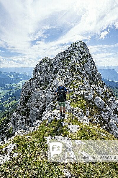 Mountaineer on a narrow ridge path  traversing the Hackenköpfe  Kaisergebirge  Wilder Kaiser  Kitzbühler Alpen  Tyrol  Austria  Europe
