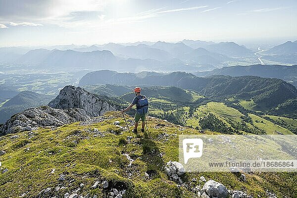 Bergsteiger am Gipfel des Scheffauer  Ausblick auf Inntal  Kaisergebirge  Wilder Kaiser  Kitzbühler Alpen  Tirol  Österreich  Europa