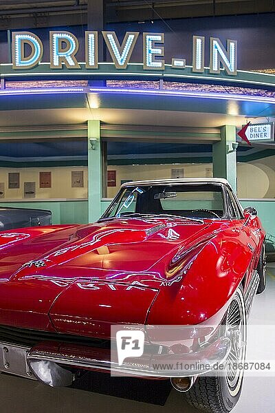 1965 rote Chevrolet Corvette Stingray  amerikanischer klassischer Sportwagen  Oldtimer  antikes Fahrzeug bei Autoworld  Automobilmuseum in Brüssel  Belgien  Europa