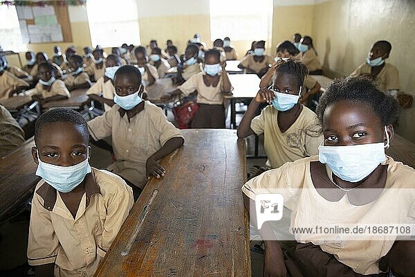 Kinder mit Nasen-Mundschutz in einer Schule in Afrika  Khombole  Senegal  17.06.2021.  Khombole  Senegal  Afrika