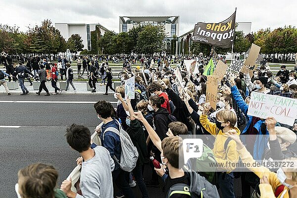 Berlin  Deutschland  Demonstranten protestieren anlässlich des Globalen Klimastreiks für mehr Klimagerechtigkeit vor dem Bundeskanzleramt in Berlin  24.09.2021. Urheberrecht  Europa