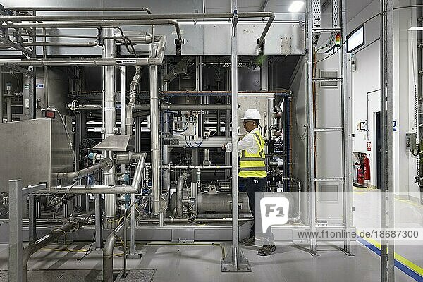 PEM elektrolyzer  Anlage zur herstellung von Wasserstoff im Green Hydrogen Project am Mohammed bin Rashid Al Maktoum Solarpark in Dubai  05.10.2021. Hier wird die Nutzung von Wasserstoff als Energiequelle erforscht.  Dubai  Vereinigte Arabische Emirate  Asien