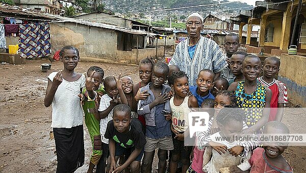 Alter Mann mit Kindern in Bomeh Village auf der KissyRoad Müllkippe  Freetown  15.06.2021. Auf den Müllbergen der Stadt haben die Ärmsten der Armen angefangen zu siedeln. Sie leben über giftigen Dämpfen und mit verdrobenem Wasser.  Sierra Leone  Afrika