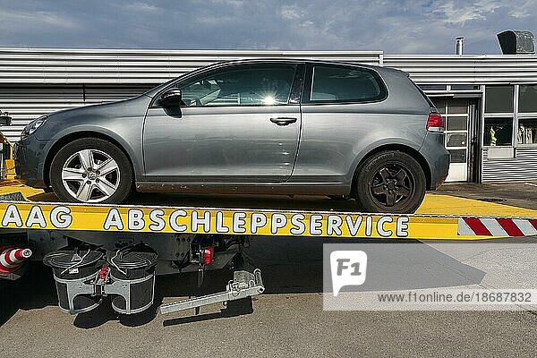 Schriftzug Abschleppservice  defekter VW Golf auf Abschleppwagen  Autopanne  Nordrhein-Westfalen  Deutschland  Europa