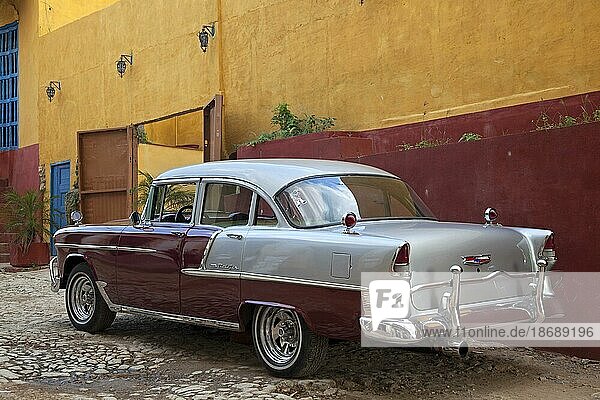 Pastellfarbenes Haus und altes amerikanisches Chevrolet Bel Air Auto aus den 1950er Jahren  Ami Panzer in Trinidad  Kuba  Karibik  Mittelamerika