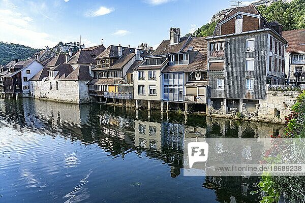 Häuser der Altstadt am Fluss Loue in Ornans  Bourgogne-Franche-Comté  Frankreich  Europa