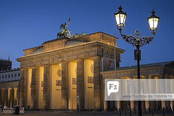 Brandenburger Tor  Rückseite  Platz des 18. März  Mitte  Berlin  Deutschland  Europa