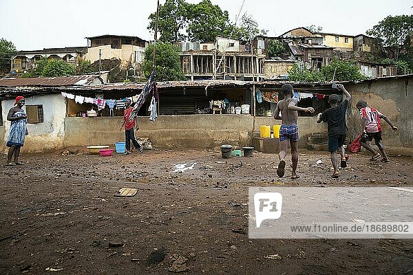 Kinder spielen Fussball in Bomeh Village auf der KissyRoad Müllkippe  Freetown  15.06.2021. Auf den Müllbergen der Stadt haben die Ärmsten der Armen angefangen zu siedeln. Sie leben über giftigen Dämpfen und mit verdrobenem Wasser.  Sierra Leone  Afrika