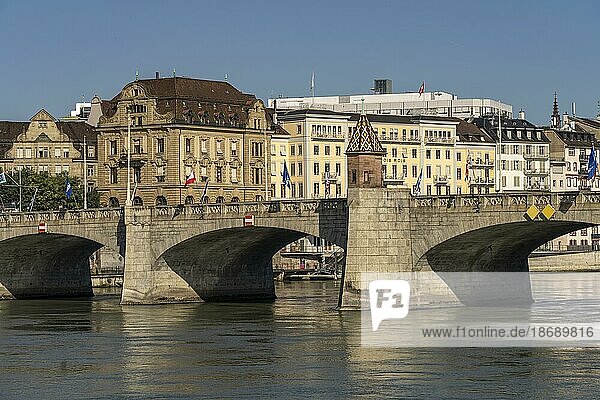 Die Mittlere Brücke und der Rhein in Basel  Schweiz  Europa