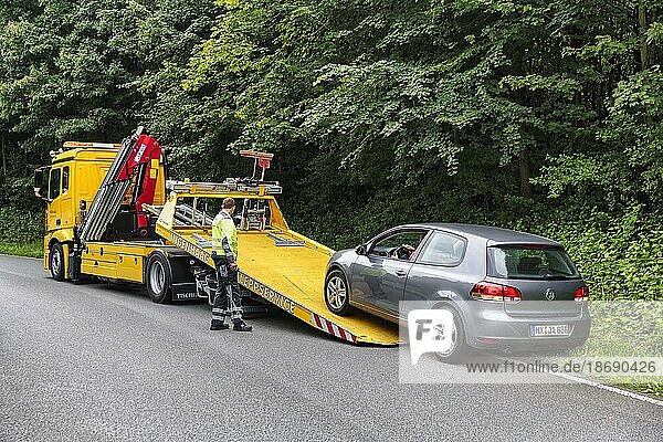 Defekter VW Golf fährt auf Abschleppwagen am Straßenrand  Autopanne  Nordrhein-Westfalen  Deutschland  Europa
