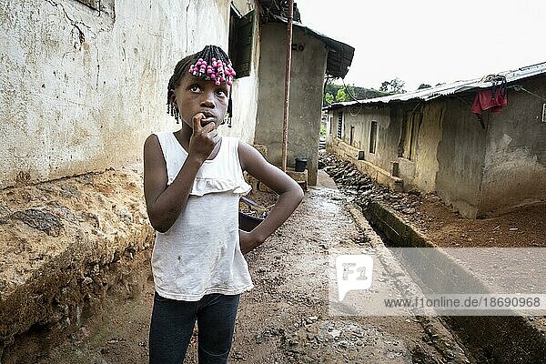Mädchen  daß in Bomeh Village auf der KissyRoad Müllkippe lebt  15.06.2021.  Freetown  Sierra Leone  Afrika