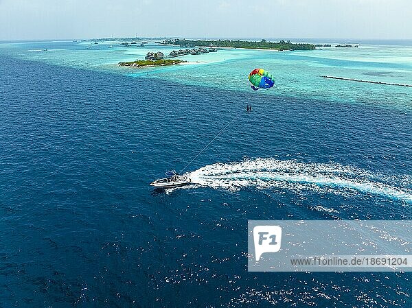 Luftaufnahme  Malediven  Nord Male Atoll  Gleitschirmflieger auf der Paradiesinsel mit Wasserbungalows  Asien