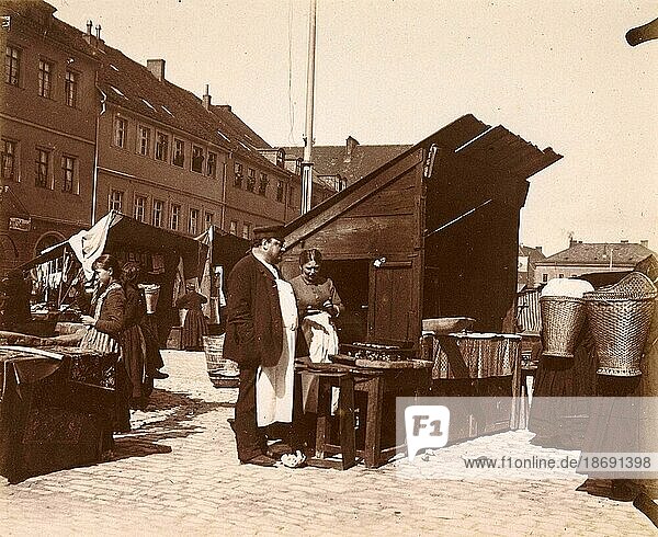 Ein Mann und eine Frau in der Nähe eines Marktstandes  Nürnberg  ca 1870  Bayern  Deutschland  Historisch  digital restaurierte Reproduktion von einer Vorlage aus dem 19. Jahrhundert  Europa