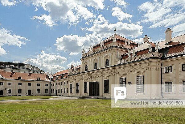 Straßenansicht des Eingangs zum Schloss und Museumskomplex des Unteren Belvedere in Wien  Österreich  in der Mittagssonne. Berühmte Gemäldegalerie und Museum voller prominenter Kunstwerke und Gemälde  früher ein Palast und eine Residenz der österreichisch ungarischen Kaiser  Europa