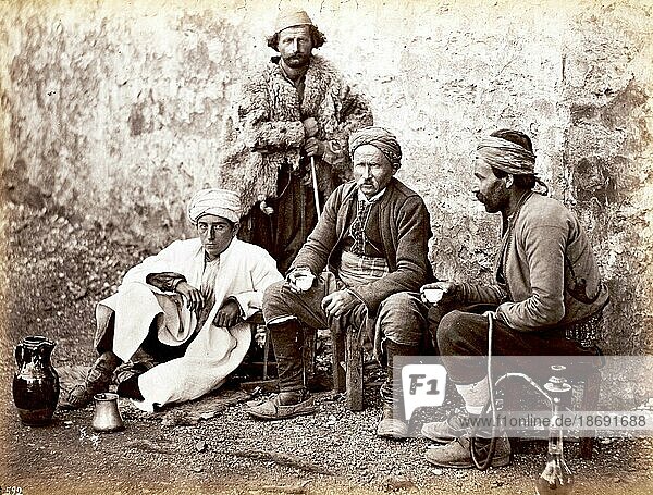 Vier Männer mit Kaffeetasse und Wasserpfeife vor einem Cafe in Konstantinopel  1880  Türkei  Historisch  digital restaurierte Reproduktion von einer Vorlage aus dem 19. Jahrhundert  Asien