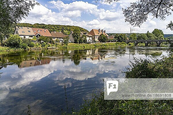 Chenecey-Buillon und der Fluss Loue  Bourgogne-Franche-Comté  Frankreich  Europa