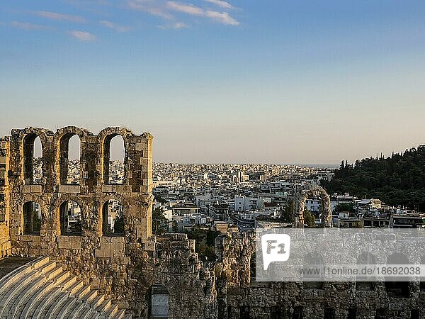 Odeon des Herodes Atticus  Bögen und Sitzreihen am Südhang der Akropolis in Athen  Griechenland  im weichen Licht eines sommerlichen Sonnenuntergangs  Europa