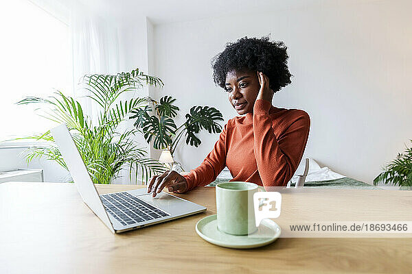 Geschäftsfrau arbeitet am Laptop am Schreibtisch