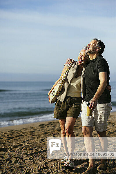 Unbeschwertes glückliches Paar spaziert am Strand