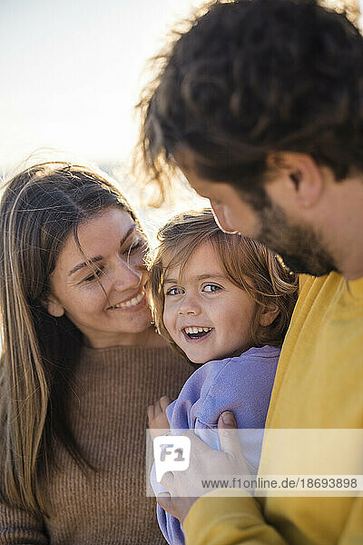 Süße Tochter mit Vater und Mutter am Strand