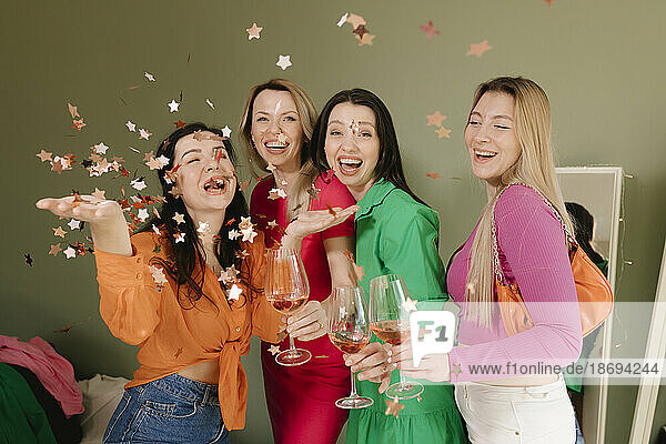 Fröhliche Frauen feiern gemeinsam auf einer Hausparty