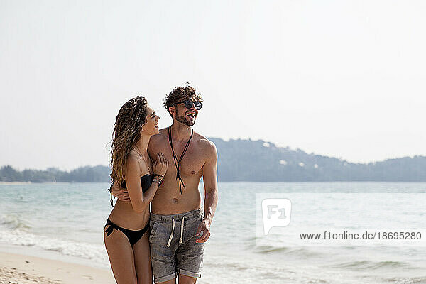 Glückliches Paar verbringt Urlaub am Strand