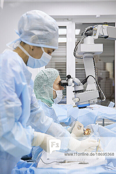 Krankenschwester und Arzt führen im Operationssaal eine Augenoperation durch