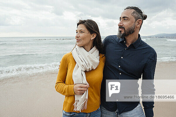 Mann und Frau stehen zusammen am Strand
