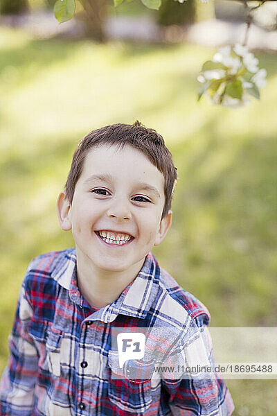 Fröhlicher Junge lächelt im Hinterhof