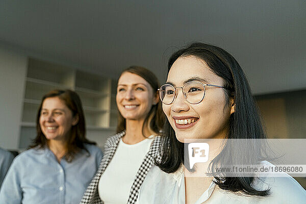 Drei lächelnde Geschäftsfrauen im Büro