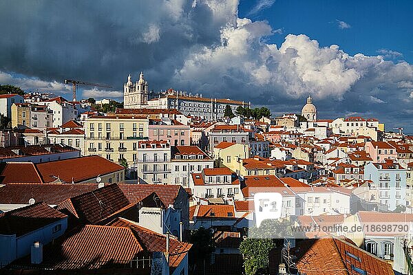 Blick auf die berühmte Postkartenansicht von Lissabon vom Aussichtspunkt Miradouro de Santa Luzia über dem alten Stadtviertel Alfama. Lissabon  Portugal  Europa