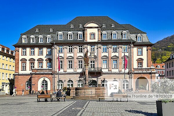 Altes historisches Rathaus am Marktplatz mit Springbrunnen und Statue an einem sonnigen Frühlingstag  Heidelberg  Deutschland  Europa