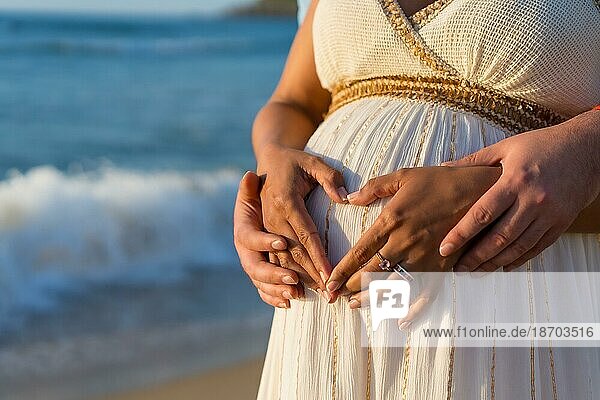 Schwangere Mutterschaft latin Frau am Strand bei Sonnenuntergang  Mutterschaft Konzept