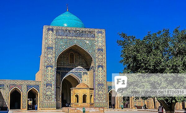 BUKHARA  UZBEKISTAN 1. MAI 2019: Po i Kalan oder Poi Kalan  ein islamischer religiöser Komplex um das Kalan Minarett in Buchara  Usbekistan  Asien
