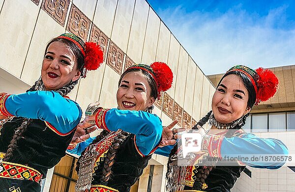 NUKUS  UZBEKISTAN 6. MAI 2019: Drei traditionell gekleidete Volkstänzerinnen in Nukus  Usbekistan  Asien