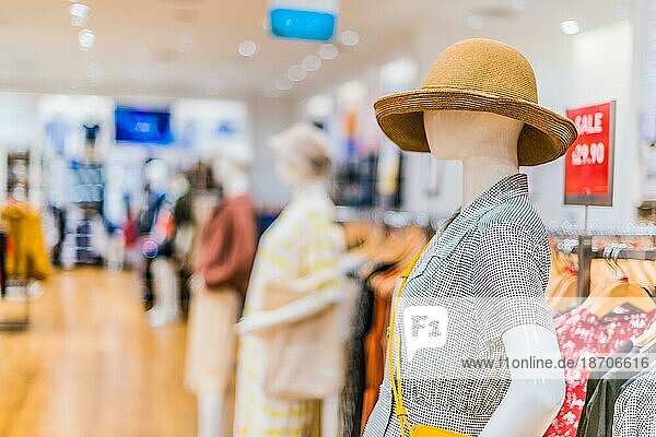 SINGAPUR MÄRZ 4  2020: Innenraum eines Modegeschäfts mit Schaufensterpuppen  die weibliche Kleidung zeigen