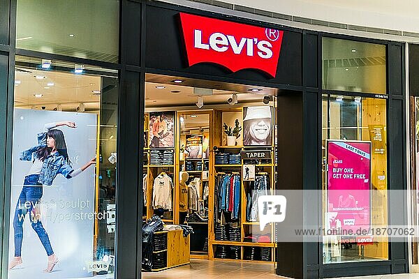 SINGAPUR 5. MÄRZ 2020: Vordereingang des Levis Geschäfts in einem Einkaufszentrum in Singapur