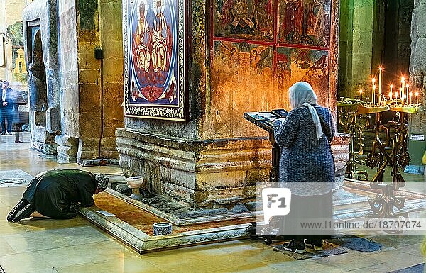 MTSKHETA  GEORGIEN 25. OKTOBER 2018: Betende Frau in der Svetitskhoveli Kathedrale in der historischen Stadt Mtskheta  Georgien  Asien