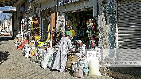 Straßenszene  Handel  Laden  Männer  Kleidung  traditionell  Lebensmittel  Oman  Schlachtung  Asien