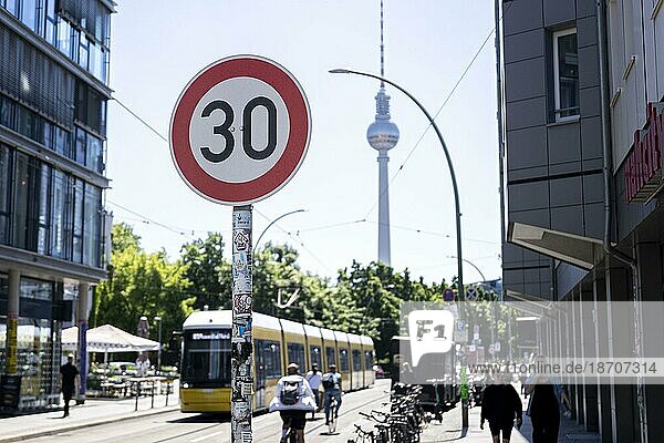 Ein Tempo-30-Schild steht im Vordergrund des Fernsehturms in Berlin  30.05.2023.  Berlin  Deutschland  Europa