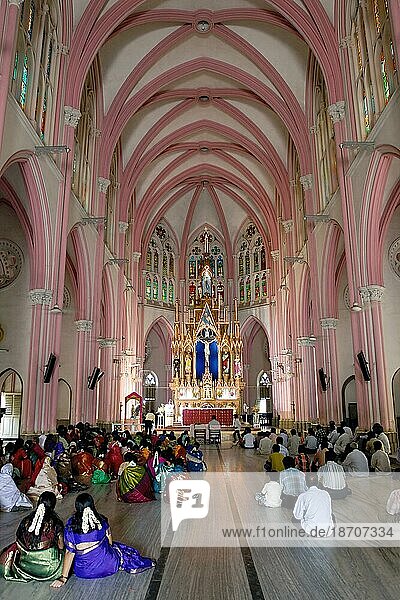 Innenraum  Die 1840 erbaute römisch-katholische Kirche Unserer Lieben Frau von Lourdes ist die Nachbildung der Basilika von Lourdes in Tiruchirappalli Trichy  Tamil Nadu  Südindien  Indien  Asien. Gallisch-katholischer Stil  Asien