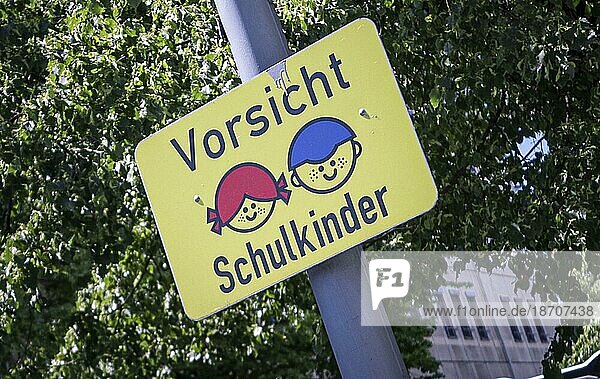 Ein Verkehrsschild weist auf Schulkinder hin. Berlin  30.05.2023.  Berlin  Deutschland  Europa
