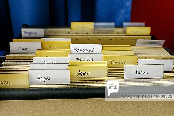 Karteikasten in einem Klassenzimmer mit Vornamen aus aller Welt.  Bonn  Deutschland  Europa
