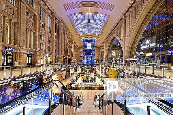 Cross platform hall with shopping centre in the early morning with view to the tracks  main station  Leipzig  Saxony  Germany  Europe