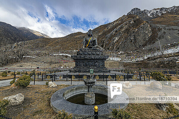 Buddhist stupa in Muktinath valley  Kingdom of Mustang  Himalayas  Nepal  Asia