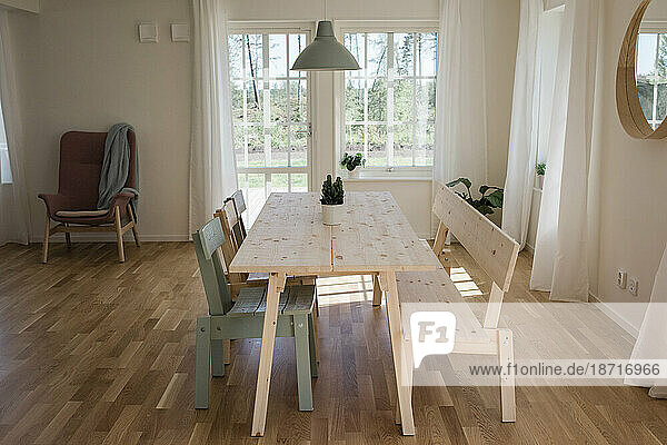 dinning room table and chair in a home